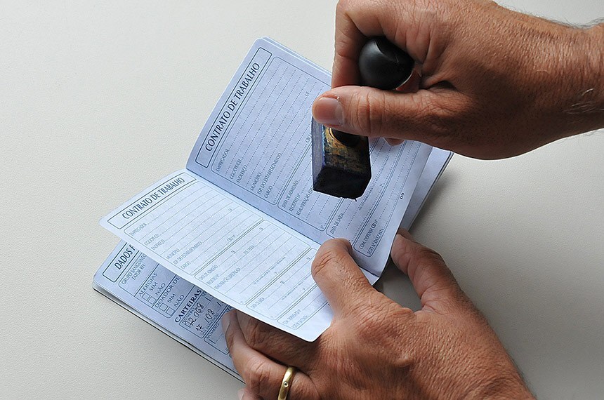 Documentos e provas para ação trabalhista, como CTPS e contracheques.