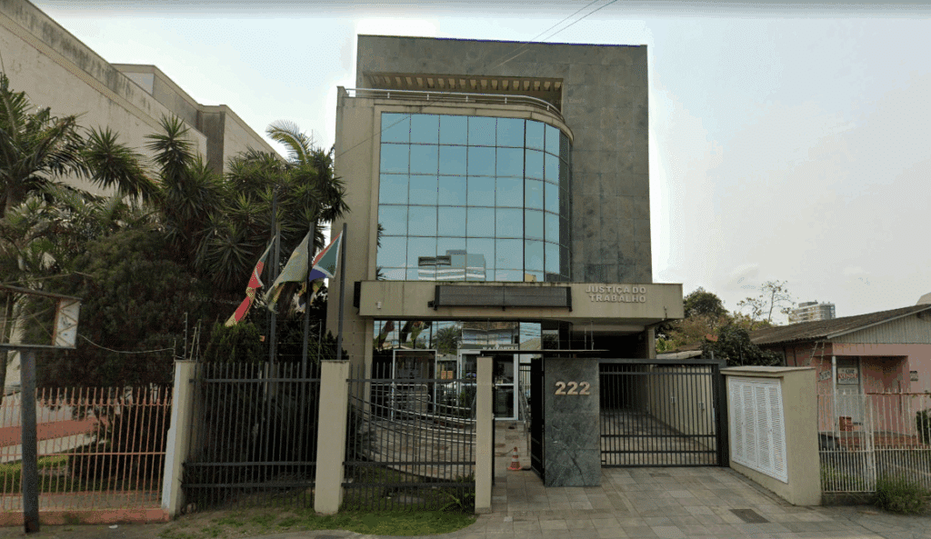 Advogado Trabalhista em Esteio explica processo no Fórum da cidade.